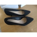 1 x pair of ladies black shoes size 5