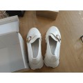 1 x pair of ladies white shoes size 5