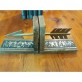 Book ends - Arrow shaft and head, with motif of fighting knights on footpieces - Wood and metal