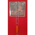 Braai grill with wooden handle, grid size 23x21cm