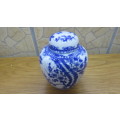 Pretty Vintage Ginger Jar With Lid Blue and White Oriental Willow Pattern H: 14,5cm
