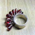 925 SILVER RING. RED STONES.