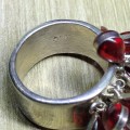 925 SILVER RING. RED STONES.