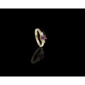 2.2gr 9ct Yellow Gold 1 x Oval Ruby with 1 x 0.04ct Round Brilliant Diamond on either side