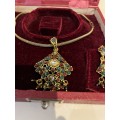 BEAUTIFUL RED AND GREEN NECKLACE SET IN CASE !!!