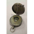 Pocket sundial compass