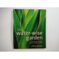 The Water-Wise Garden : How to grow healthy plants using less water: Jeffrey Hodges- SOFTCOVER