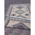 LARGE HAND WOVEN ORIENTAL KILIM CARPET WITH SOFTER EARTHY HUES & ATTRACTIVE GEOMETRIC PATTERN GC