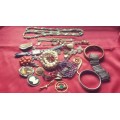 COLLECTION OF VINTAGE JEWELLERY