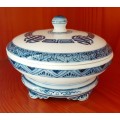 Oriental porcelain blue and white footed lid trinket box