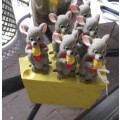 SET 6 CHEESE MOUSE  KNIVES IN CHEESE BLOCK