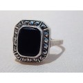 A STUNNING SILVER AND MARCASITE RING SET WITH A BLACK STONE SIZE M