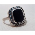 A STUNNING SILVER AND MARCASITE RING SET WITH A BLACK STONE SIZE M