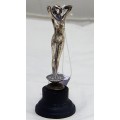 A SOLID SLVER FIGURINE OF AN ART DECO LADY ON WOODEN BASE