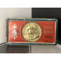 ANGLO BOER WAR 1900 CHOCOLATE TIN DEPICTING QUEEN VICTORIA