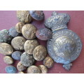 VICTORIAN HORSE BRASS AND MILITARY BUTTONS.
