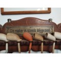 `De Rooker is steeds blygezind` Goude Goedewaagen Clay Pipes with wall mounted stand