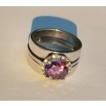 925 SILVER RING WITH PURPLE STONE. WEIGHT: 6.96 GRAMS.