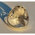 925 SILVER OPENWORK RING WITH WHITE SHELL INLAY. WEIGHT: 3.58 GRAMS.
