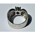 BEAUTIFUL BIG SILVER RING WITH CLEAR MAIN STONE. WEIGHT: 9.82 GRAMS.