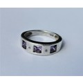 SILVER RING WITH 3 X PURPLE STONES. WEIGHT: 4.52 GRAMS.