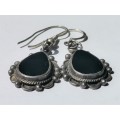 925 SILVER EARRINGS WITH UNKNOWN BLACK STONE. WEIGHT: 7.32 GRAMS TOTAL.