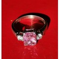 SILVER RING WITH PINK CZ STONE. WEIGHT: 3.29 GRAMS. STAMPED 925. 2ND HAND.