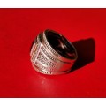 SILVER RING WITH GOLD INLAY. WEIGHT: 12.28 GRAMS. STAMPED 925 AND 9CT. 2ND HAND.