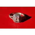 SILVER RING WITH RECTANGULAR CLEAR STONE. WEIGHT: 3.52 GRAMS. STAMPED 925. 2ND HAND.