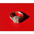 SILVER RING WITH RECTANGULAR CLEAR STONE. WEIGHT: 3.52 GRAMS. STAMPED 925. 2ND HAND.