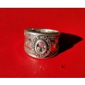 SILVER RING WITH ROUND CLEAR STONE. WEIGHT: 6.87 GRAMS. STAMPED 925. 2ND HAND.