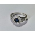 925 SILVER RING WITH BLUE STONE. WEIGHT: 3.23 GRAMS.