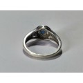 925 SILVER RING WITH BLUE STONE. WEIGHT: 3.23 GRAMS.