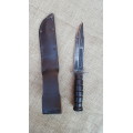 SA SF Recce issued Ka-Bar fighting knife - with leather sheath in almost un-used condition