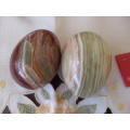 ON OFFER 2 LARGE ITALIAN MARBLE/ALABASTER EGGS  4 CHICKEN EGG SIZE EGGS   2 WOODEN LARGER EGGS