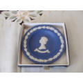 BOXED WEDGWOOD JASPERWARE DARK BLUE AND WHITE 1977 SILVER JUBILEE