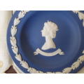 BOXED WEDGWOOD JASPERWARE DARK BLUE AND WHITE 1977 SILVER JUBILEE