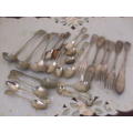 24 VARIOUS VINTAGE FIDDLE PATTERN PIECES OF CUTLERY