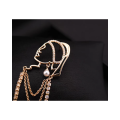 Delicate brooch for girl wearing pearl earrings - Gold color