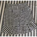 AS NEW!! Ladies Black and White Skirt Size 36