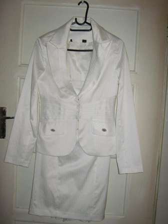 Formal Dresses - Truworths Ladies Fitted 2 Piece Suit -Off white - size 30  was sold for R120.00 on 4 Mar at 14:01 by Sassyseconds in Cape Town  (ID:33867871)