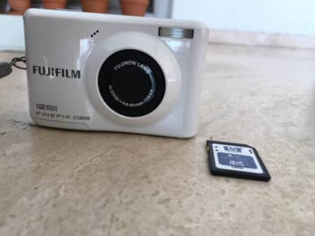 vuilnis Bedankt bijgeloof Digital SLR - Fujifilm FinePix C25 12MP Point and Shoot Camera (White) with  3x Optical Zoom With 4G card was sold for R280.00 on 8 Aug at 09:34 by  Walker Wargame in Johannesburg (ID:240574510)