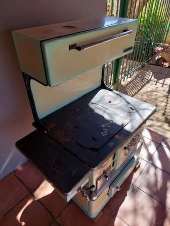Appliances - Vintage Jewel 73s Coal Stove for restoration / display with  hot water tap was listed for R4,500.00 on 12 Jun at 12:46 by BoxTroll in  Bloemfontein (ID:556392115)