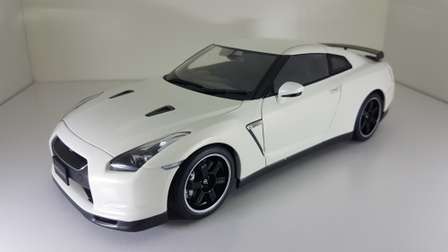 RARE AutoArt 1:18 Nissan R35 GTR SPEC V Pearl White
