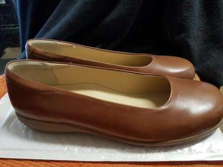 Flats - Green Cross Shoes Size 7 - 30mm Heel Full Leather was sold for  R495.00 on 16 Jul at 15:05 by TheBlueHouseCapeTown in Cape Town  (ID:354900332)