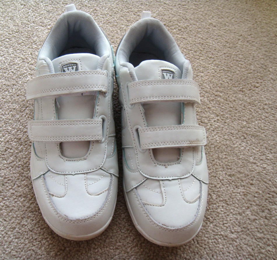 white canvas takkies