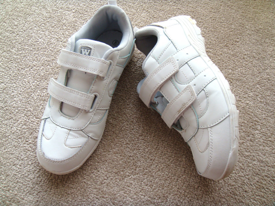 white canvas takkies