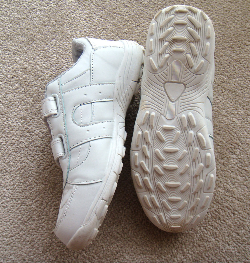 white canvas takkies