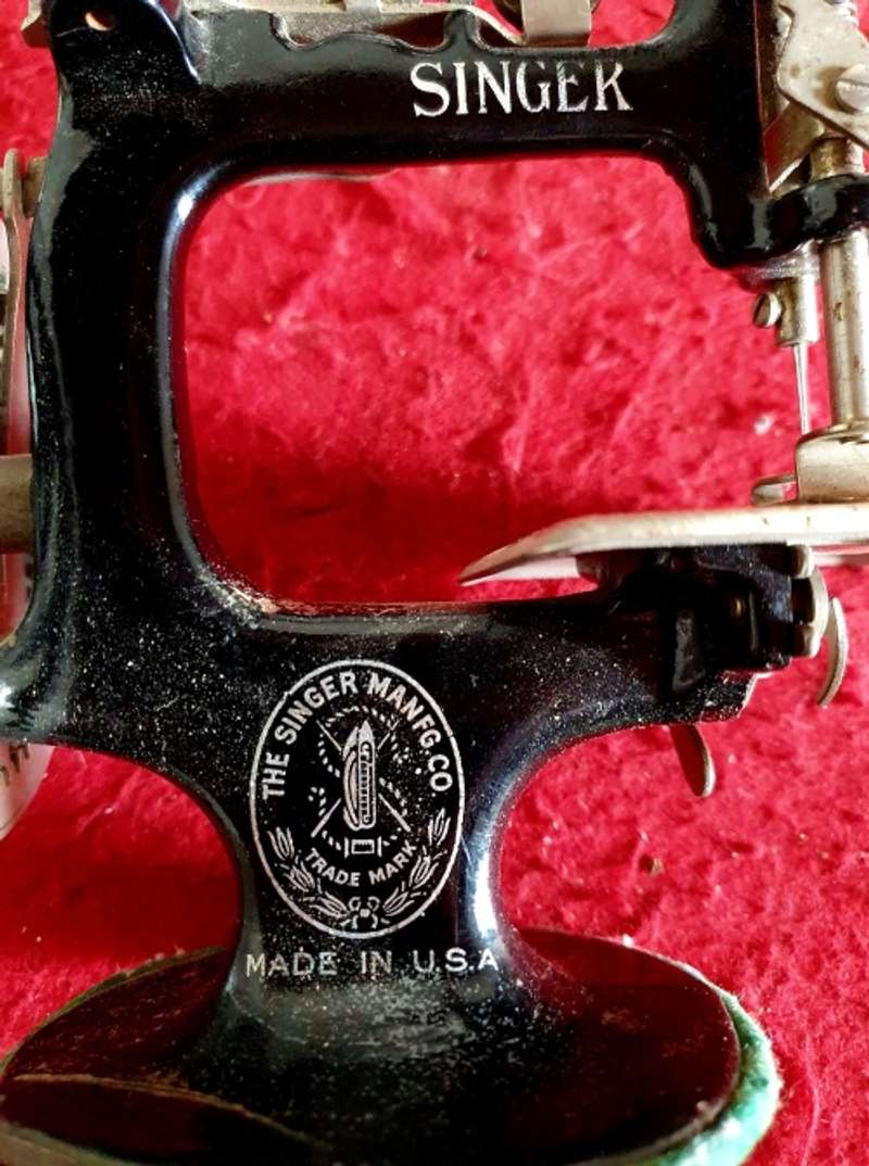 Appliances VINTAGE SINGER SALESMAN SAMPLE SEWING MACHINE. SCARCE FIND