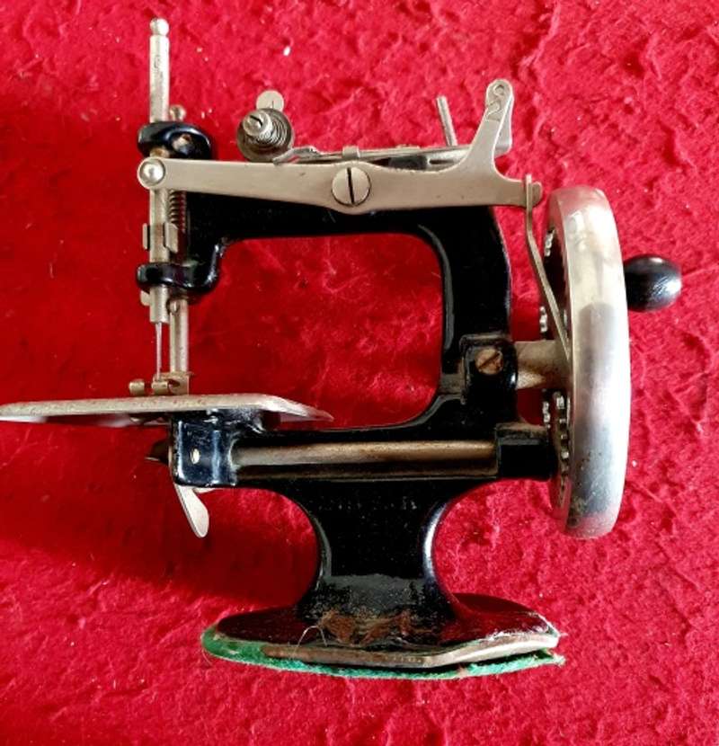 Appliances VINTAGE SINGER SALESMAN SAMPLE SEWING MACHINE. SCARCE FIND